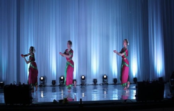 
<div>Bharatanatyam performance by the Centre for Indian Classical Dances, Almaty</div>  
<div>(Aktobe, March 21, 2015)</div>      

